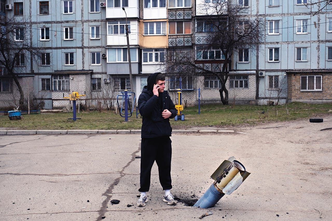 Al vanaf het begin van de oorlog treffen Russische raketten woonwijken, zoals deze onontplofte raket in de stad Mykolajiv.