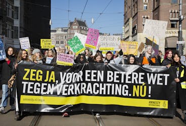 Ongeveer 1000 vrouwen komen bijeen op de Dam in Amsterdam voor de Women's March 2022 (5 maart). zij eisen een betere wet tegen verkrachting, omdat de overheid de plicht heeft hen te beschermen.