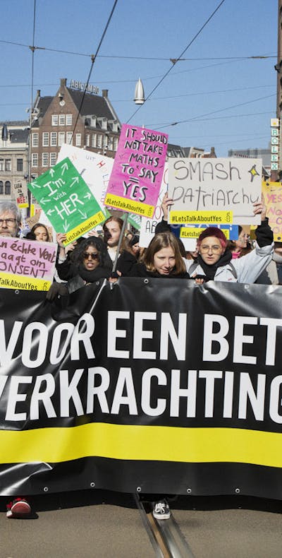 Ongeveer 1000 vrouwen komen bijeen op de Dam in Amsterdam voor de Women's March 2022 (5 maart). zij eisen een betere wet tegen verkrachting, omdat de overheid de plicht heeft hen te beschermen.