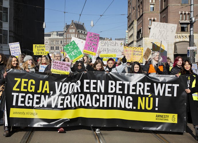 Ongeveer 1000 vrouwen komen bijeen op de Dam in Amsterdam voor de Women's March 2022 (5 maart). zij eisen een betere wet tegen verkrachting, omdat de overheid de plicht heeft hen te beschermen.