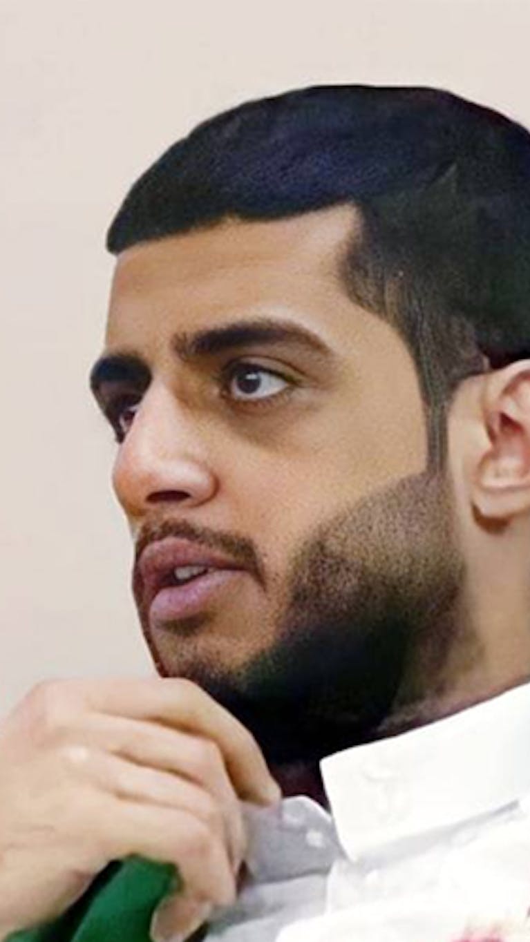 Murtaja Qureiris, de jongste politieke gevangene van Saudi-Arabië, voor en na zijn gevangenschap van 12 jaar.