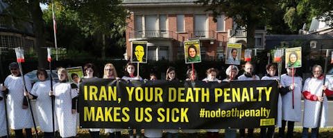 Volgens onderzoek van de Iraanse mensenrechtenorganisatie Abdorrahman Boroumand Centre for Human Rights en Amnesty International is in Iran een golf aan executies gaande. Tussen 1 januari en 30 juni 2022 zijn ten minste 251 mensen geëxecuteerd