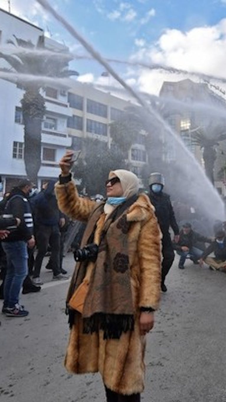 Demonstranten protesteren tegen president Kais Saied van Tunesië die steeds minder respect heeft voor de mensenrechten in zijn land
