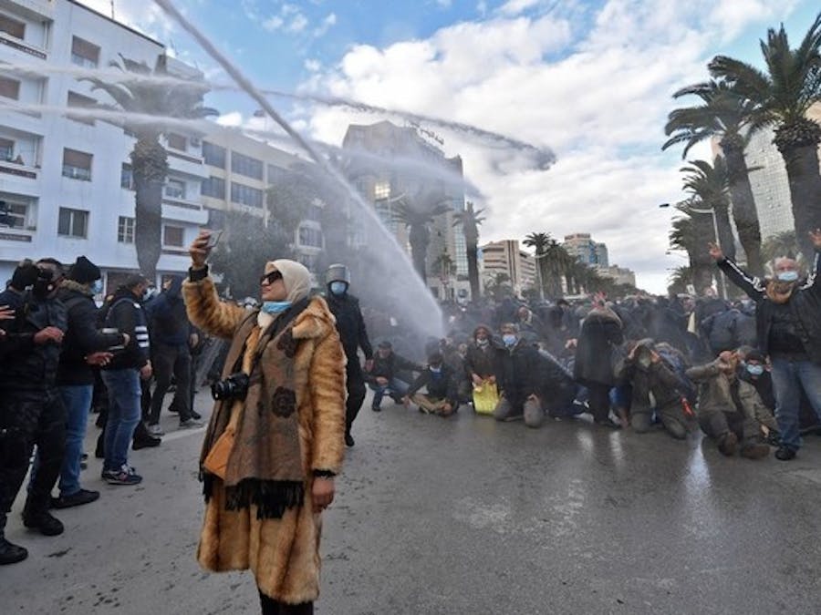 Demonstranten protesteren tegen president Kais Saied van Tunesië die steeds minder respect heeft voor de mensenrechten in zijn land