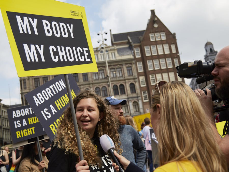 Demonstratie voor het recht op abortus op de Dam in Amsterdam op 7 mei 2022.