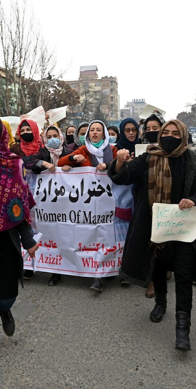 Afghaanse vrouwen demonstreren voor hun rechten, die door de Taliban ernstig onderdrukt worden