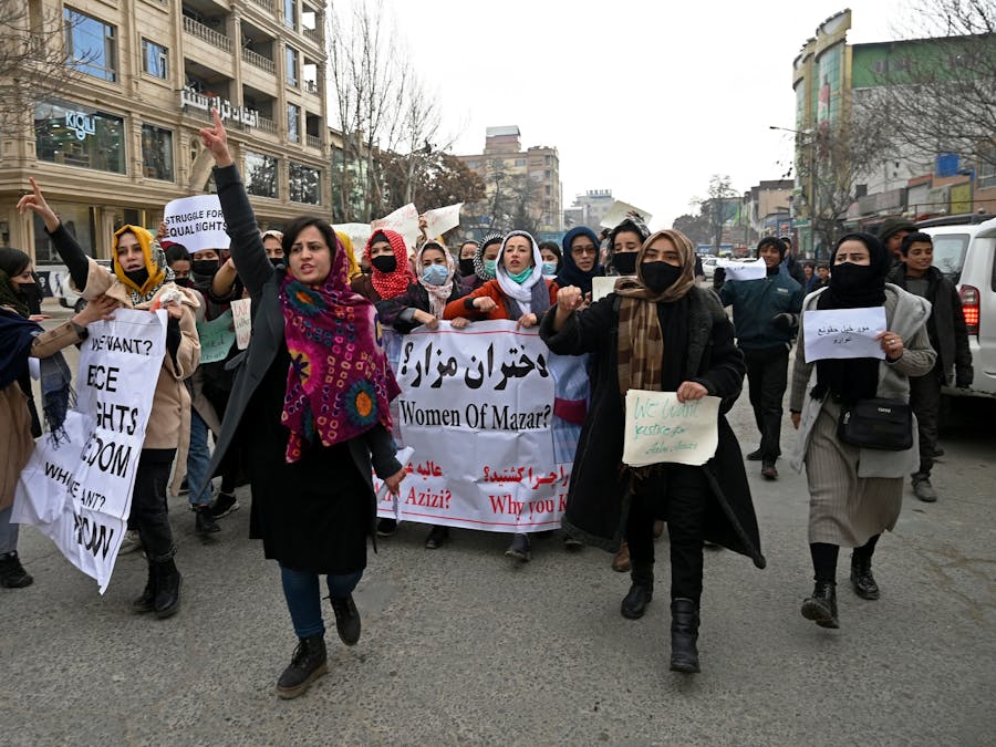 Afghaanse vrouwen demonstreren voor hun rechten, die door de Taliban ernstig onderdrukt worden