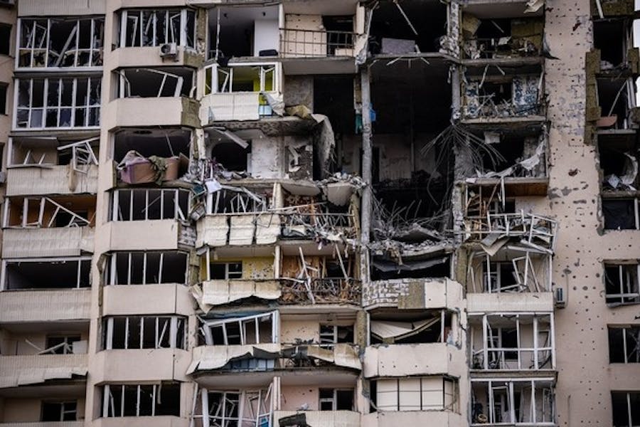 Een beschadigd woongebouw in de stad Tsjernihiv. Zevenenveertig mensen stierven op 3 maart 2022 toen Russische troepen woonwijken, waaronder scholen, troffen.