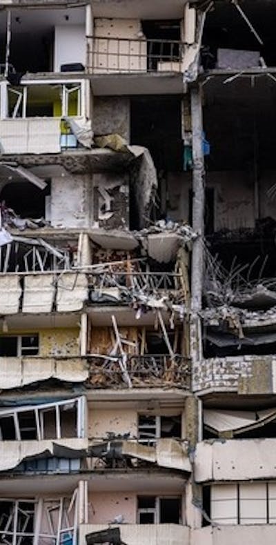 Een beschadigd woongebouw in de stad Tsjernihiv. Zevenenveertig mensen stierven op 3 maart 2022 toen Russische troepen woonwijken, waaronder scholen, troffen.