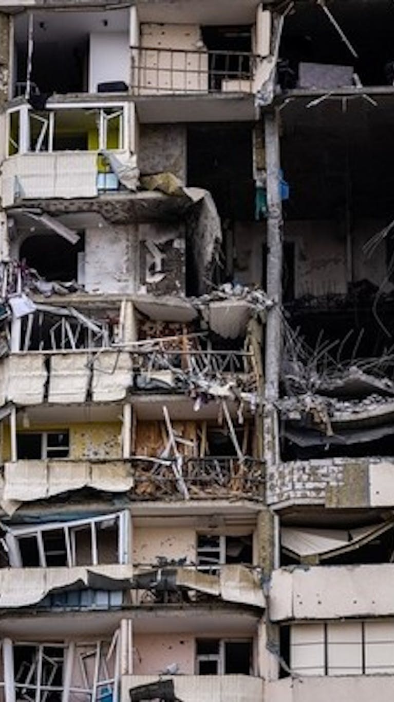 Een beschadigd woongebouw in de stad Tsjernihiv. Zevenenveertig mensen stierven op 3 maart 2022 toen Russische troepen woonwijken, waaronder scholen, troffen.
