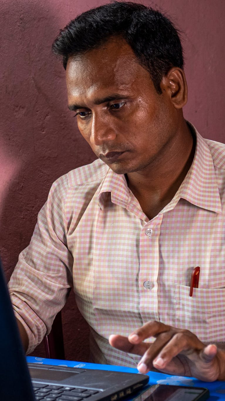 Shahnewaz Chowdhury, een mensenrechtenverdediger uit Bangladesh, kan 10 jaar gevangenisstraf krijgen omdat hij op Facebook zei dat een kolengestookte energiecentrale in de stad waar hij woont milieuverontreiniging veroorzaakt.
