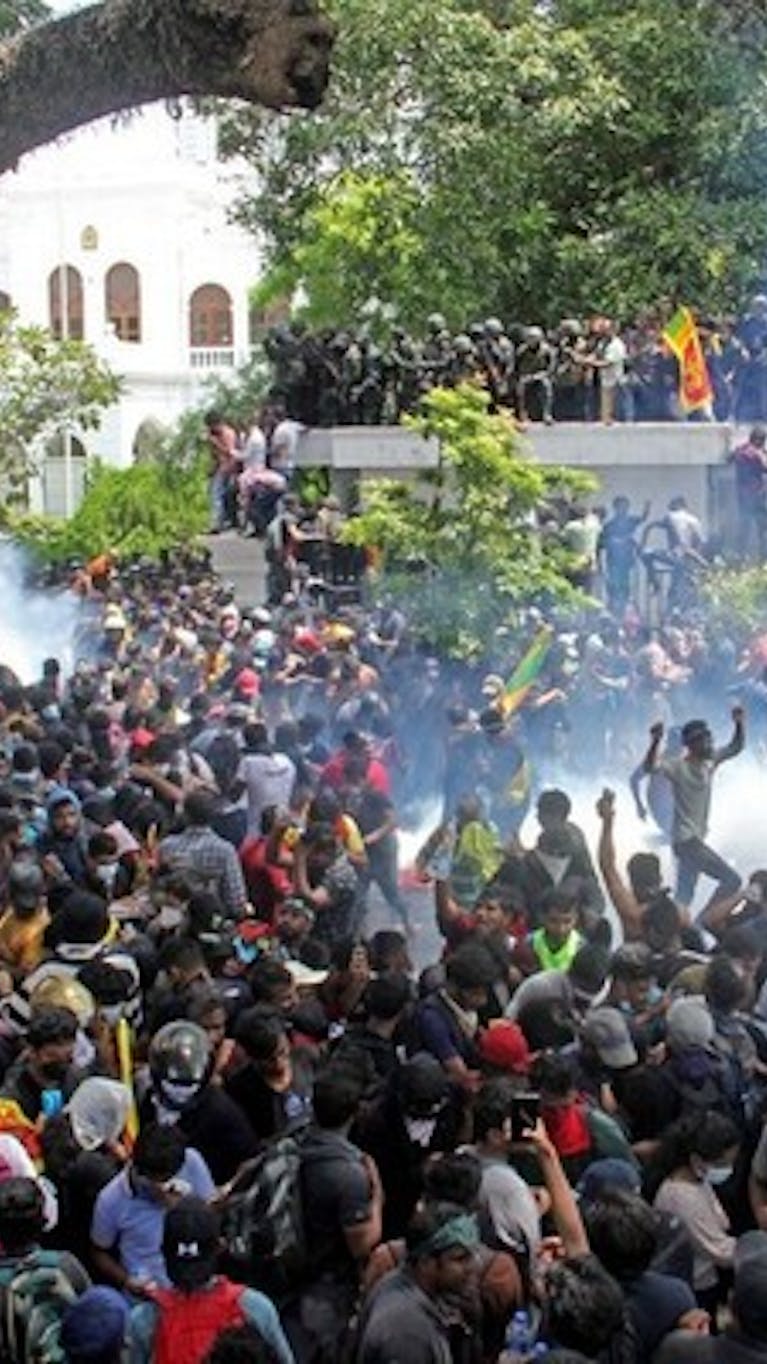 De autoriteiten van Sri Lanka zetten demonstranten vast op basis van de zeer strenge antiterreurwet