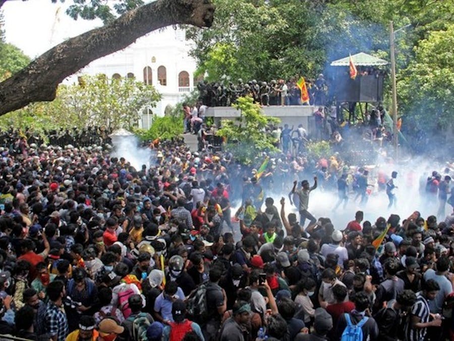 De autoriteiten van Sri Lanka zetten demonstranten vast op basis van de zeer strenge antiterreurwet