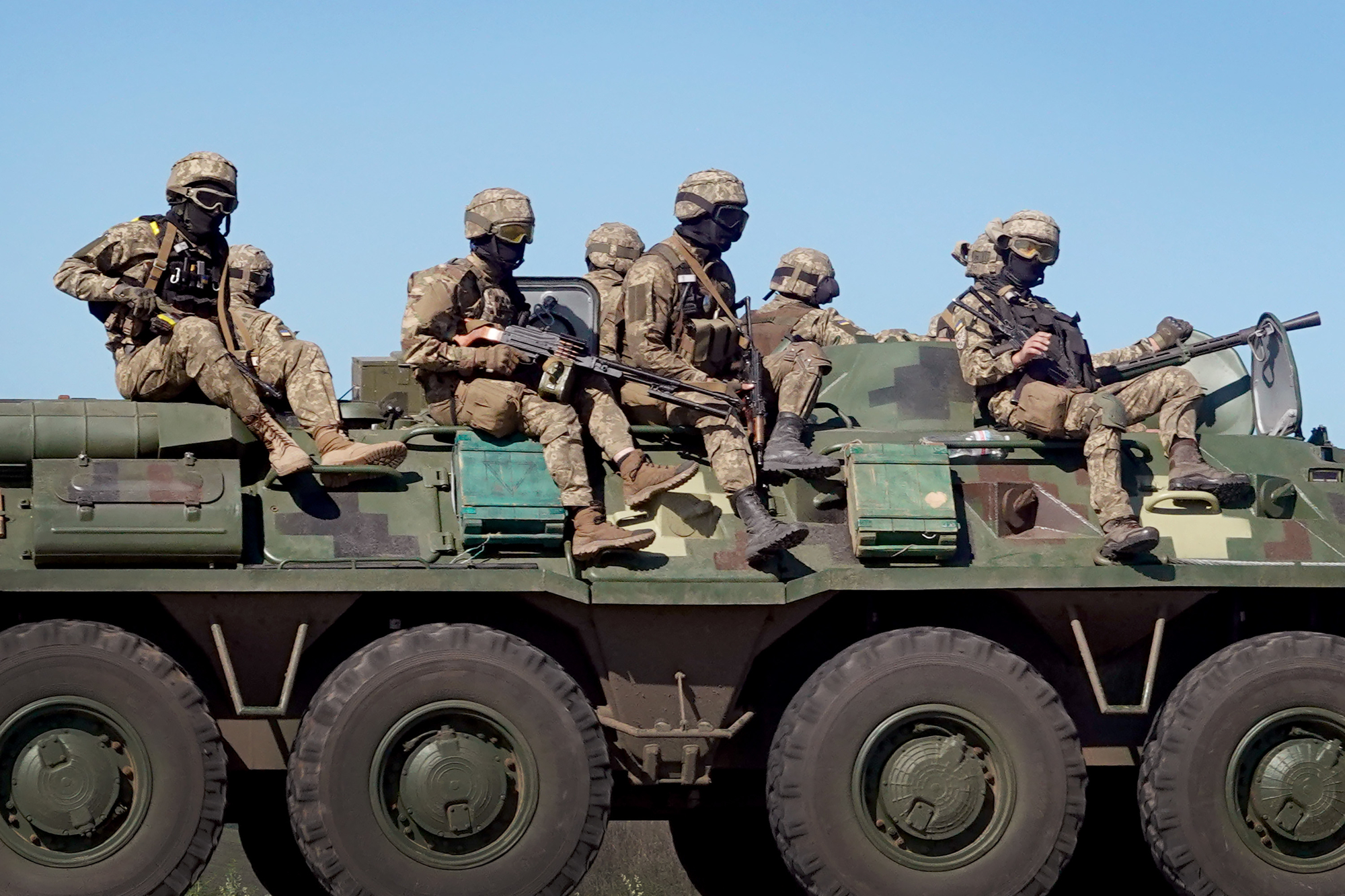 Oekraïense troepen rijden op 8 juni 2022 langs een weg in de buurt van Sloviansk, Oekraïne. De afgelopen weken heeft Rusland zijn vuurkracht geconcentreerd op de Donbas-regio in Oekraïne, waar het sinds 2014 lang twee separatistische regio's steunt die in oorlog zijn met dOekraïense troepen rijden op 8 juni 2022 langs een weg in de buurt van Sloviansk, Oekraïne. De afgelopen weken heeft Rusland zijn vuurkracht geconcentreerd op de Donbas-regio in Oekraïne, waar het sinds 2014 lang twee separatistische regio's steunt die in oorlog zijn met de Oekraïense regering.e Oekraïense regering.