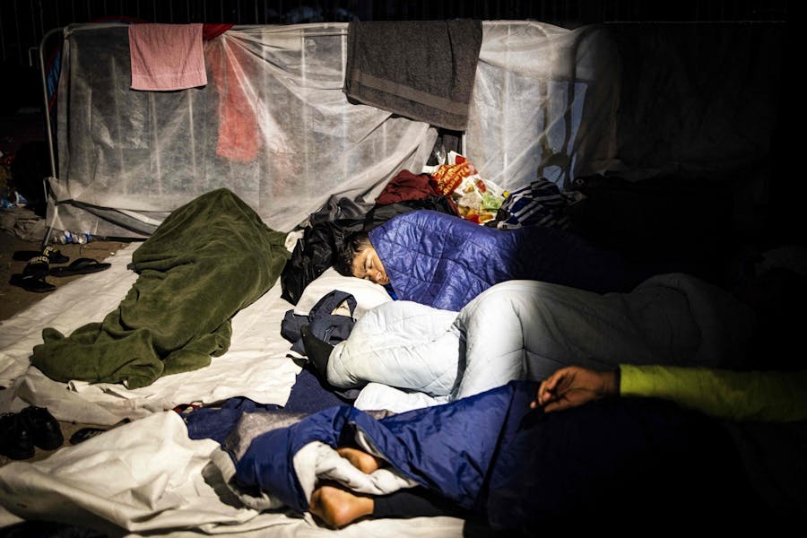 Asielzoekers moeten in Ter Apel voor de derde nacht op een rij in de buitenlucht slapen