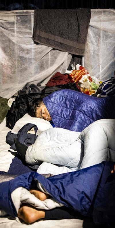 Asielzoekers moeten in Ter Apel voor de derde nacht op een rij in de buitenlucht slapen