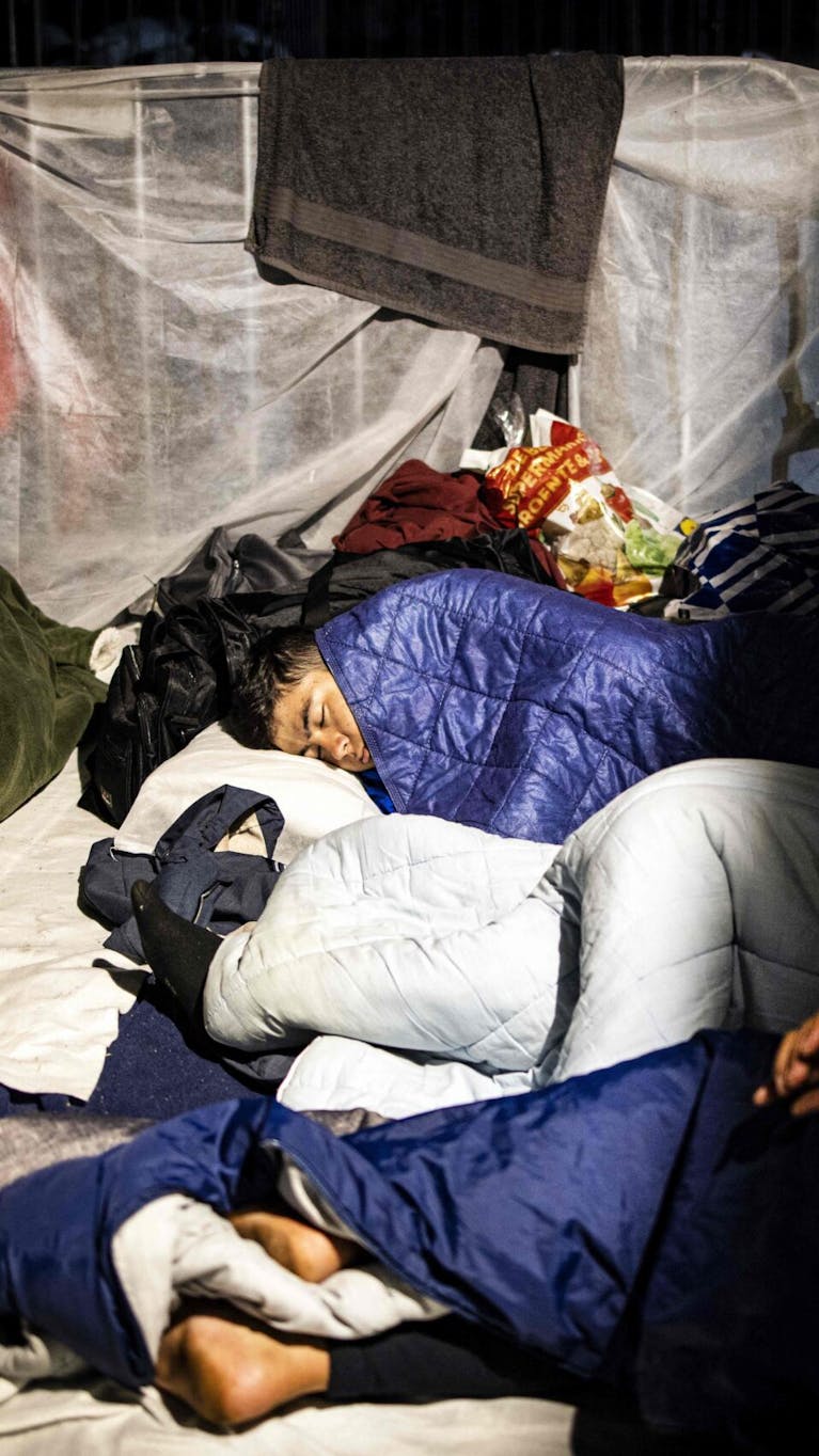 Asielzoekers moeten in Ter Apel voor de derde nacht op een rij in de buitenlucht slapen