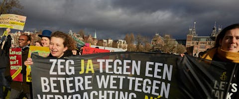 Demonstratie op het Museumplein in Amsterdam voor een betere verkrachtingswet