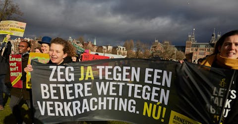 Demonstratie op het Museumplein in Amsterdam voor een betere verkrachtingswet