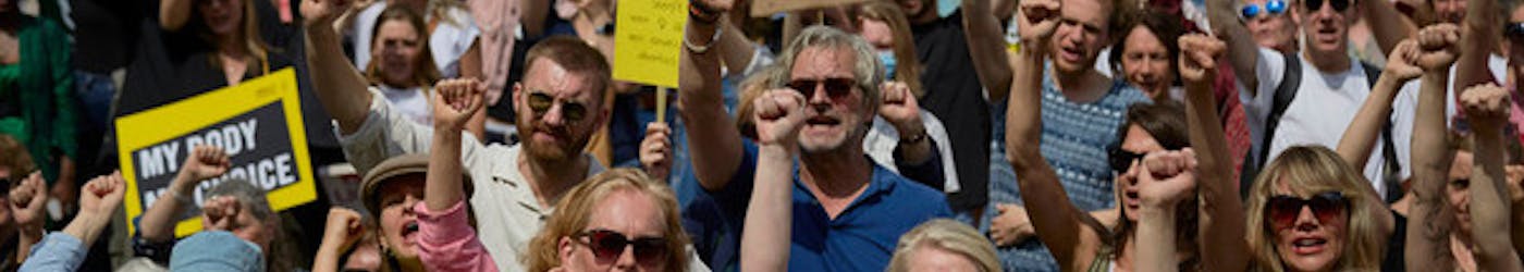 Demonstratie in Amsterdam tegen de inperking van het recht op abortus wereldwijd