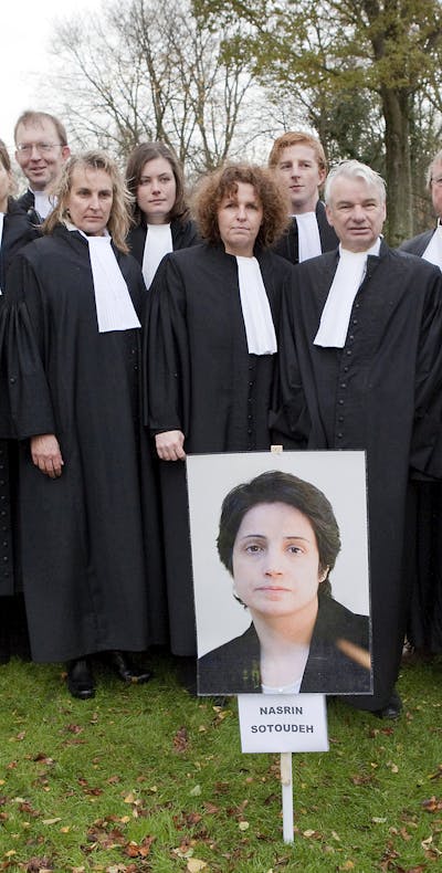Voor de Iraanse ambassade in Den Haag vragen leden van Lawyers for Lawyers aandacht voor de gevangengezette Iraanse advocaat Nasrin Sotudeh.