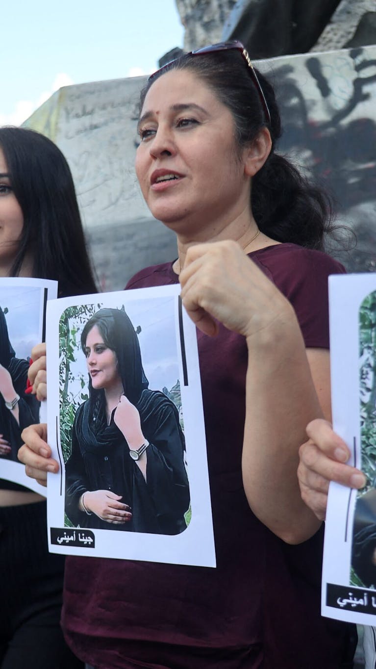 Iraanse veiligheidstroepen hebben zeker acht mensen gedood toen ze het vuur openden op rouwende mensen en demonstranten in ten minste vier provincies.