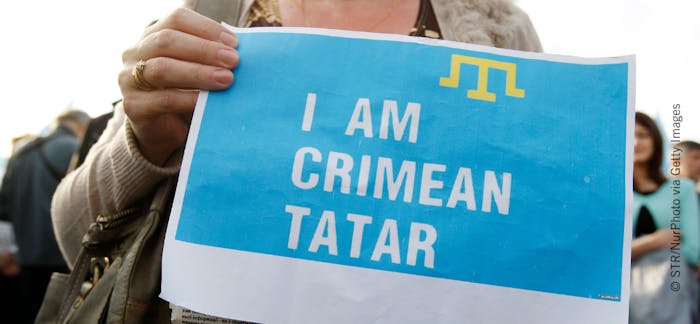 Krim-Tataren wonen een herdenkingsbijeenkomst op het Onafhankelijkheidsplein in Kiyv, Oekraïne, op 18 mei 2017. Krim-Tataren kwamen bijeen om de 73e verjaardag te herdenken van de gedwongen deportatie van Krim-Tataren uit de Krim in 1944 door Sovjet-dictator Jozef Stalin.