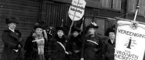 Leden van de Vereeniging voor Vrouwenkiesrecht demonstreren in 1914 in Amsterdam
