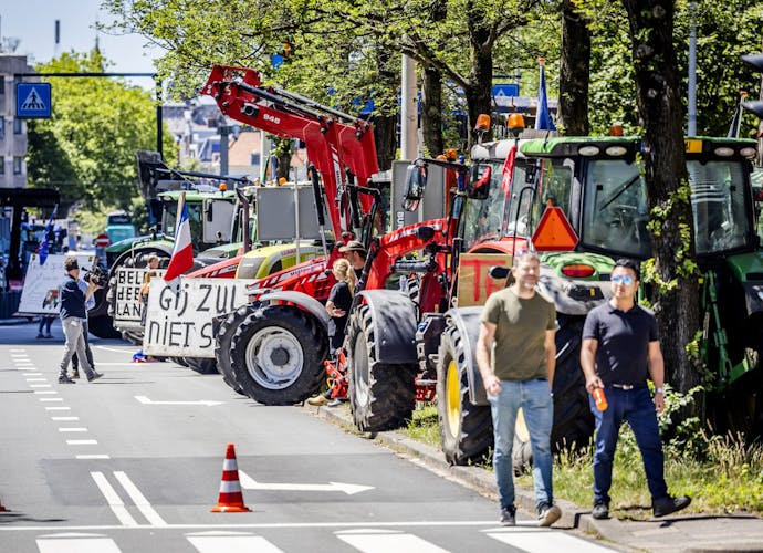 Boeren protesteren met tractoren bij het Tweede Kamergebouw, waar gedebatteerd wordt over de stikstofplannen van het kabinet. De boeren zijn het niet eens met het voorgestelde stikstofbeleid van het kabinet.