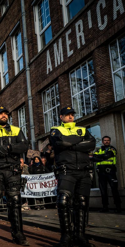 Politie, anti-Zwarte Pieten- en pro-Pieten-demonstranten tijdens een grimmige intocht van Sinterklaas in Den Bosch.