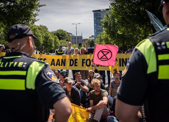 Extinction Rebellion blokkeert de snelweg in Den Haag op 6 juli 2022.