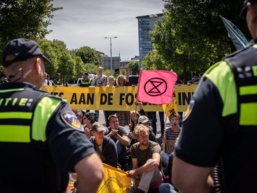 Extinction Rebellion blokkeert de snelweg in Den Haag op 6 juli 2022.