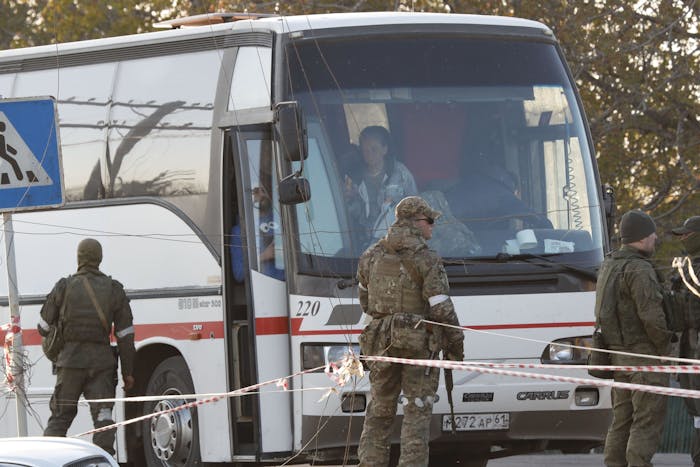 Een bus brengt mensen uit Mariupol naar het dorp Bezimenne in Donetsk.