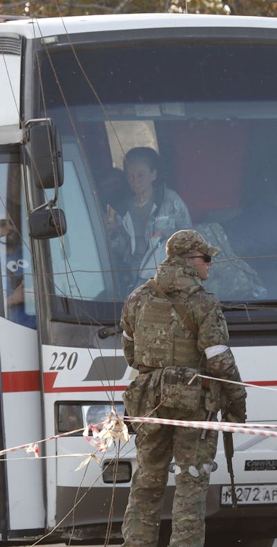 Een bus brengt mensen uit Mariupol naar het dorp Bezimenne in Donetsk.