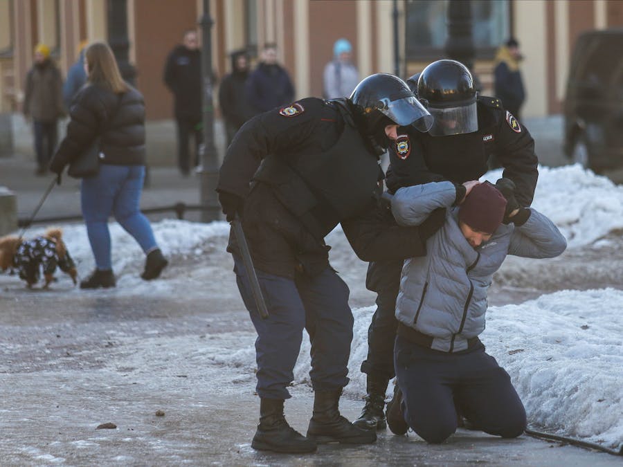 Nieuw Amnesty-rapport: journalisten en onafhankelijke waarnemers die in Rusland berichten over protesten wordt het zwijgen opgelegd