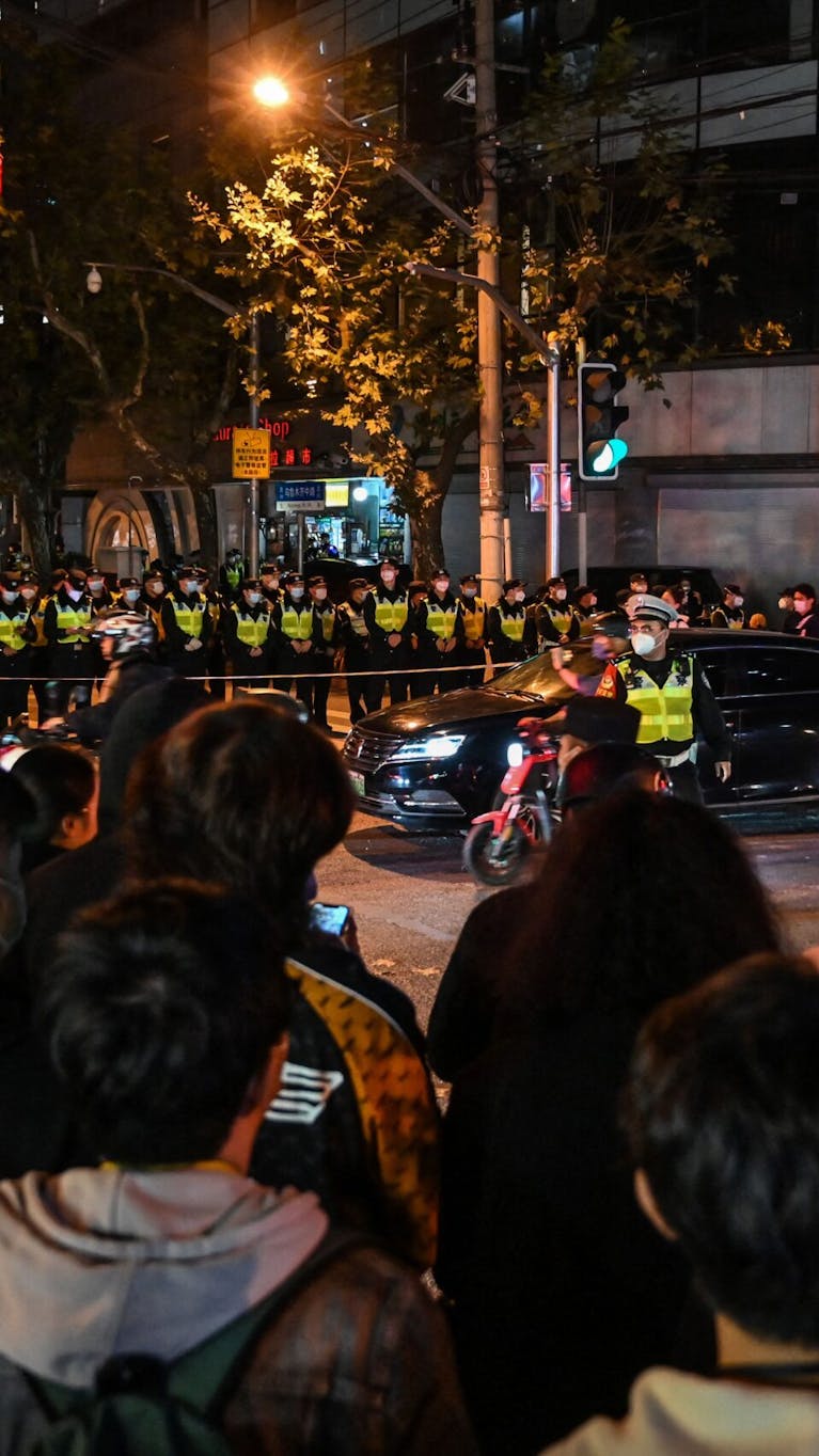 protesten in Urumqi Street in Shanghai op 27 november 2022
