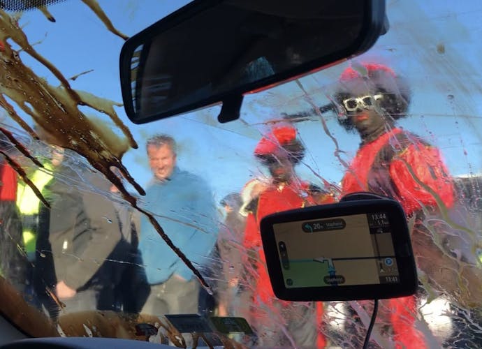 De Nederlandse afdeling van Amnesty International heeft aangifte gedaan van bedreiging, vernieling en intimidatie door relschoppers bij de Sinterklaasintocht in Staphorst op zaterdag 19 november 2022.