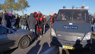 De Nederlandse afdeling van Amnesty International heeft aangifte gedaan van onder meer bedreiging, vernieling en intimidatie door relschoppers die met geweld een demonstratie bij de Sinterklaasintocht in Staphorst op zaterdag 19 november 2022 probeerden te verhinderen.