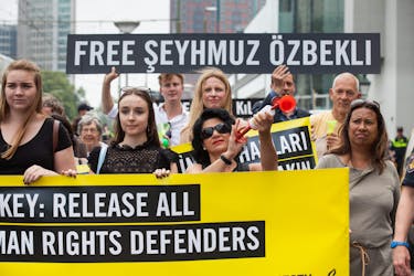 Demonstratie voor de Turkse ambassade in Den Haag. Hier riepen we de Turkse autoriteiten om alle mensenrechtenverdedigers onmiddellijk vrij te laten en te stoppen met de keiharde repressie van de vrijheid van meningsuiting.