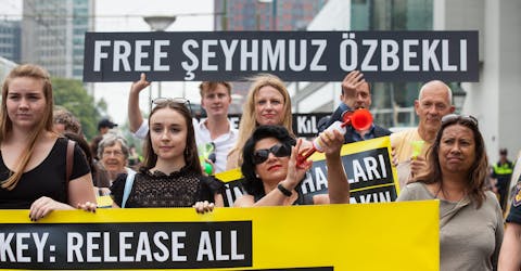 Demonstratie voor de Turkse ambassade in Den Haag. Hier riepen we de Turkse autoriteiten om alle mensenrechtenverdedigers onmiddellijk vrij te laten en te stoppen met de keiharde repressie van de vrijheid van meningsuiting.