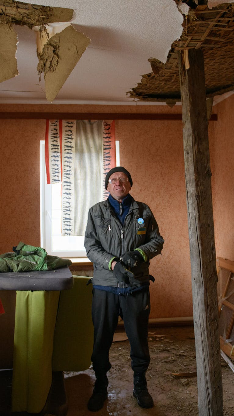 Ouderen in Oekraïne zijn onevenredig zwaar getroffen tijdens de Russische invasie en hebben na hun ontheemding veel moeilijker toegang tot huisvesting.