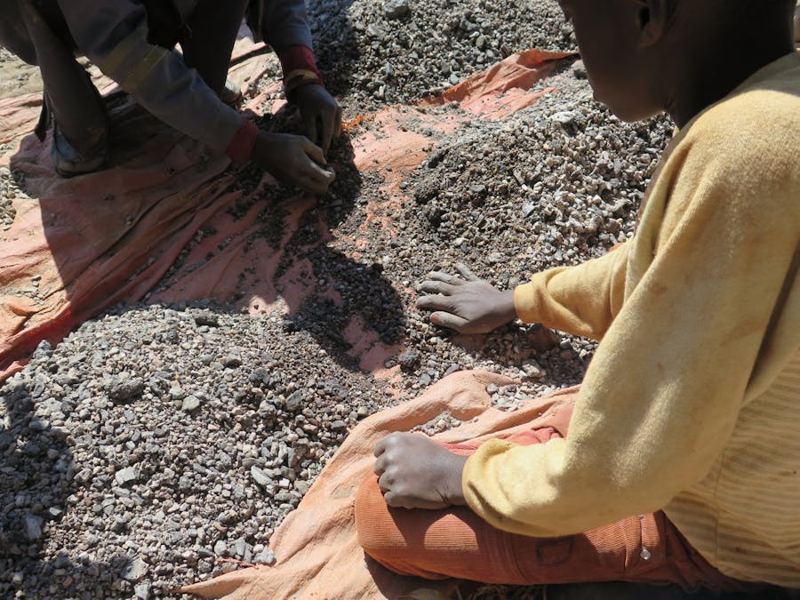 Kinderen aan het werk bij een kobalt mijn in de DRC