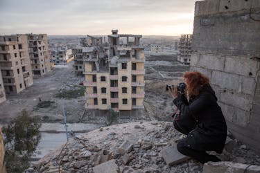 Amnesty International Senior Crisis Response Researcher, Donatella Rovera, fotografeert de verwoesting van Raqqa, 21 januari 2019.