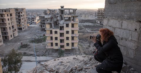 Amnesty International Senior Crisis Response Researcher, Donatella Rovera, fotografeert de verwoesting van Raqqa, 21 januari 2019.