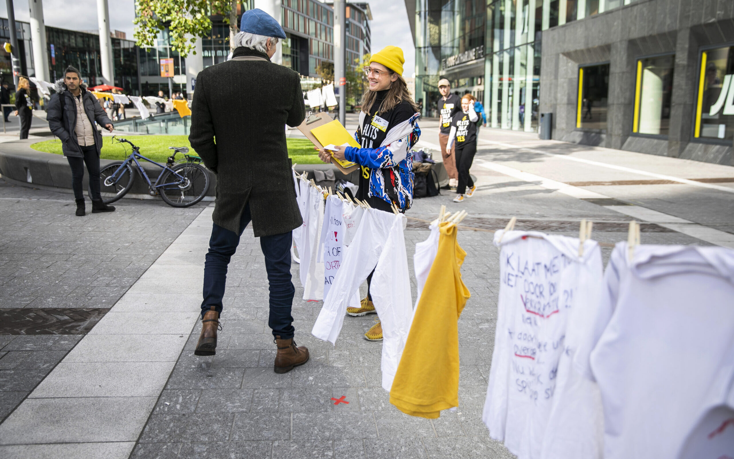Consent actie in Utrecht. Amnesty-activisten voeren campagne voor de wijziging van de nieuwe wetgeving van de regering over seks zonder wederzijds goedvinden.