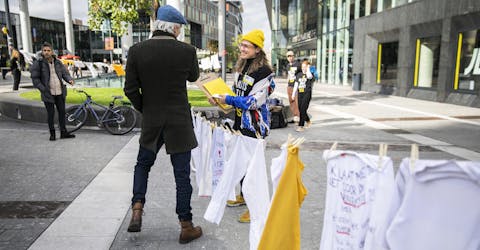 Consent actie in Utrecht. Amnesty-activisten voeren campagne voor de wijziging van de nieuwe wetgeving van de regering over seks zonder wederzijds goedvinden.