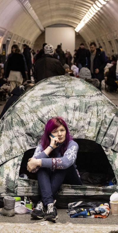 Een vrouw zit in een tent, Kyiv, maart 2022