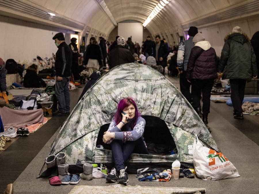 Een vrouw zit in een tent, Kyiv, maart 2022