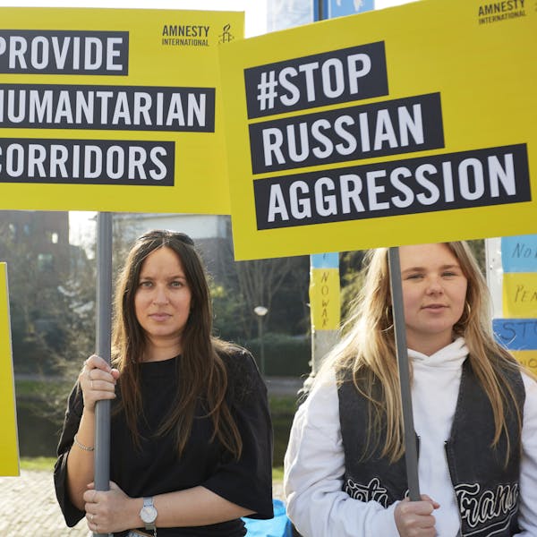 Amnesty International-leden en supporters nemen deel aan een actie buiten de Russische ambassade in Den Haag, Nederland, onderdeel van een wereldwijde actiedag om te eisen dat Rusland stopt met zijn invasie van Oekraïne, 24 maart 2022.