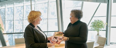 Burgemeester van Alphen a/d Rijn Liesbeth Spies ontvangt Amnesty International Directeur Dagmar Oudshoorn naar aanleiding van het rapport van Amnesty International Nederland Demonstratierecht Onder Druk.